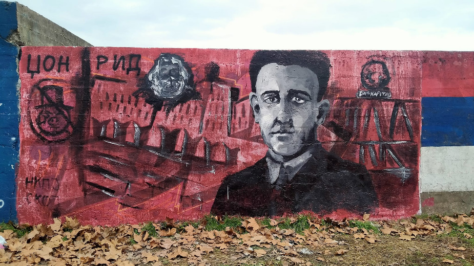 Parolom "Kad se vojska na Kosovo vrati..." prekrečeni murali Juriju Gagarinu i Džonu Ridu u Zemunu (FOTO) 3 Parolom "Kad se vojska na Kosovo vrati..." prekrečeni murali Juriju Gagarinu i Džonu Ridu u Zemunu (FOTO) 3