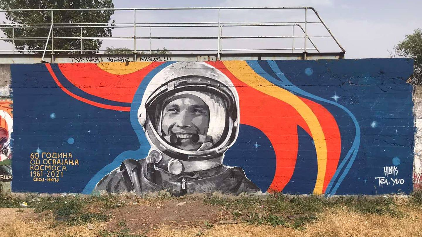 Parolom "Kad se vojska na Kosovo vrati..." prekrečeni murali Juriju Gagarinu i Džonu Ridu u Zemunu (FOTO) 2