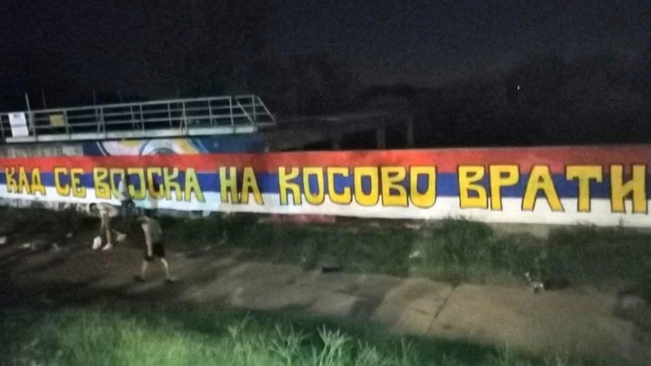 Parolom "Kad se vojska na Kosovo vrati..." prekrečeni murali Juriju Gagarinu i Džonu Ridu u Zemunu (FOTO) 1