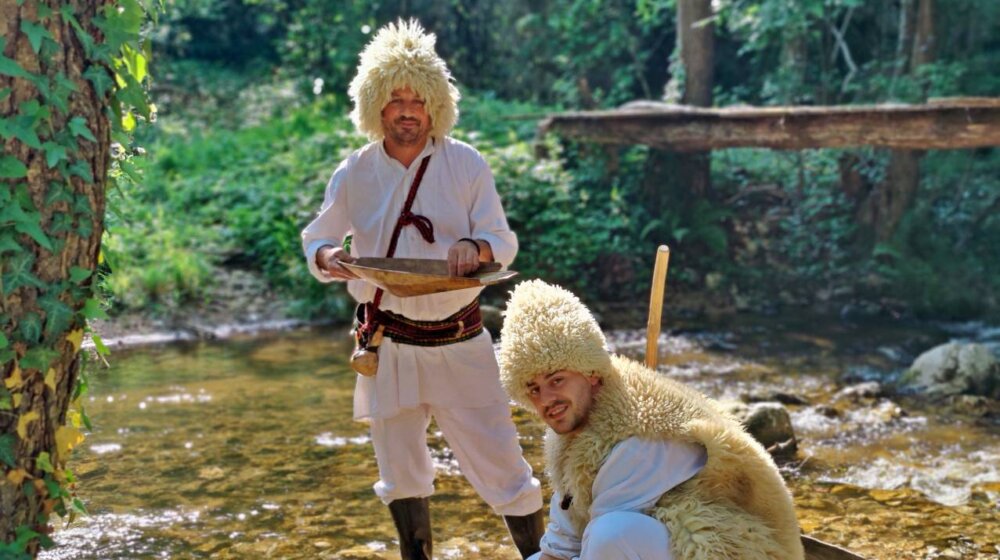 Otac i sin u Kučevu uče posetioce da ispiraju zlato 1