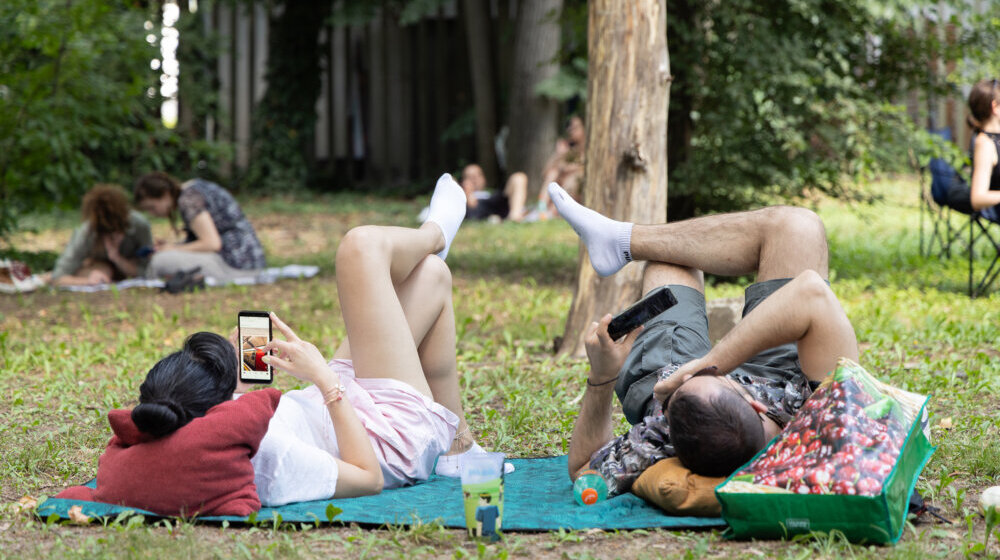 Šah, joga, stoni tenis, muzika i hladovina na Kišobranovom Pikniku ispred Muzeja savremene umetnosti 1