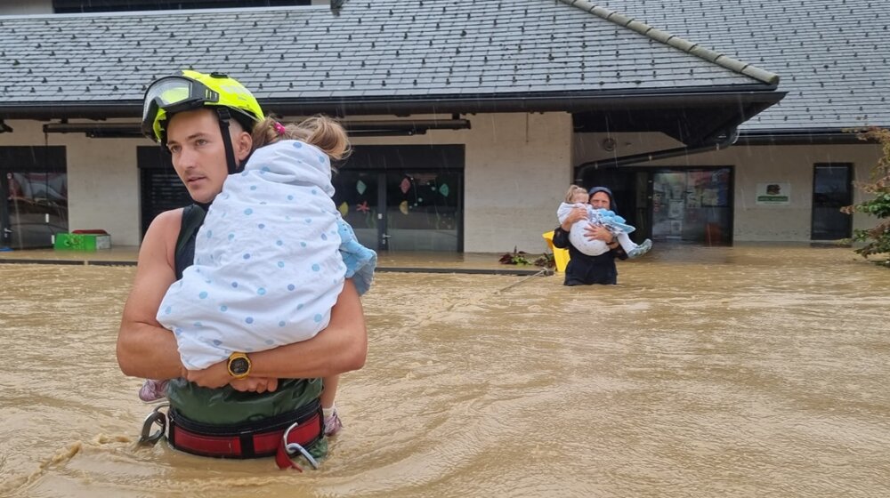 vatrogasci spasavaju decu iz poplavljenog vrtića u sloveniji
