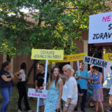 „Zar bolnice na ulice“: Protest pacijenata ispred zatvorene Dnevne bolnice za bolesti zavisnosti u Paunovoj 6