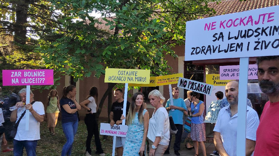 „Zar bolnice na ulice“: Protest pacijenata ispred zatvorene Dnevne bolnice za bolesti zavisnosti u Paunovoj 1