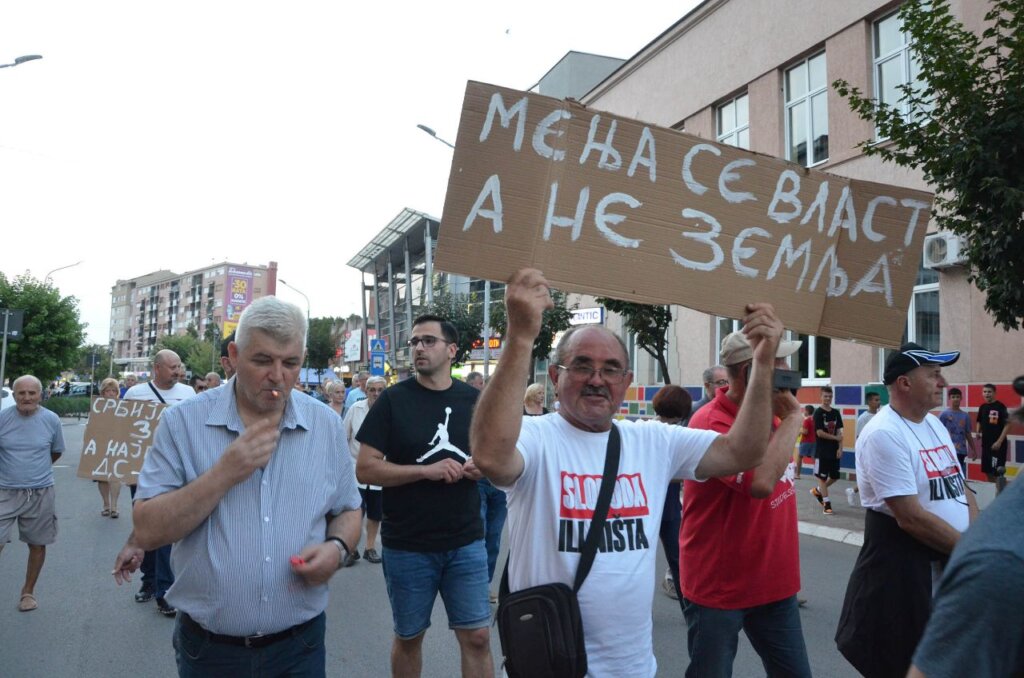 Ar zemlje po ceni četiri pakla cigareta: Protest protiv nasilja u Jagodini 2 Ar zemlje po ceni četiri pakla cigareta: Protest protiv nasilja u Jagodini 4