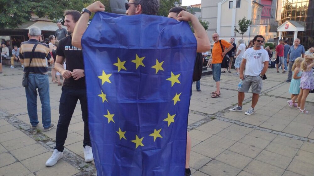 Profesorka Jasna Veljanović govori na protestu u Kragujevcu 1