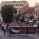 Profesor Čedomir Čupić govori na protestu u Kragujevcu, blokada saobraćaja kod zgrade Okruga 13