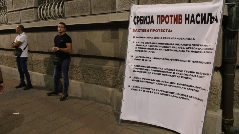 Pred zgradom Predsedništva ostavljeni zahtevi protesta, jer se "Vučić pravi da ih ne čuje" 1