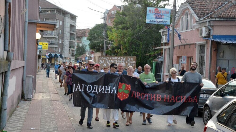 Jelena Mihajlović i Zoran Lutovac na osmom protestu Jagodina protiv nasilja 1