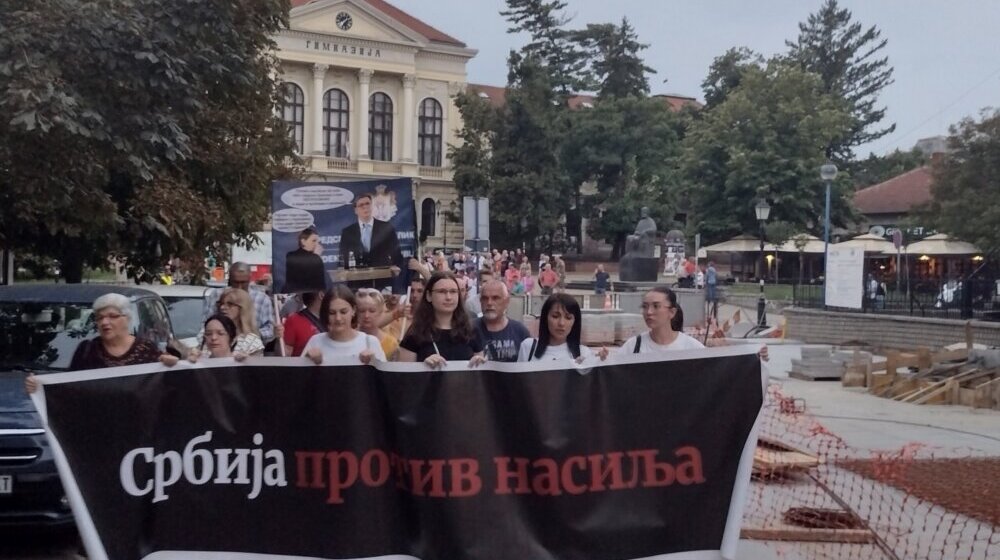 Vlast u Srbiji vrši desetogodišnju torturu nad našim zdravim razumom: Profesor Čedomir Čupić na protestu u Kragujevcu (FOTO) 1