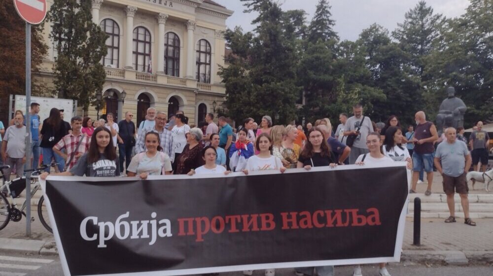 Na protestu "Srbija protiv nasilja" u Kragujevcu podrška inspektorima Milenkoviću i Mitiću 1