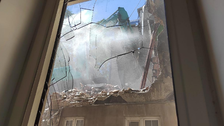 Srušena i treća zgrada na Slaviji, tokom rušenja oštećena susedna zgrada 1