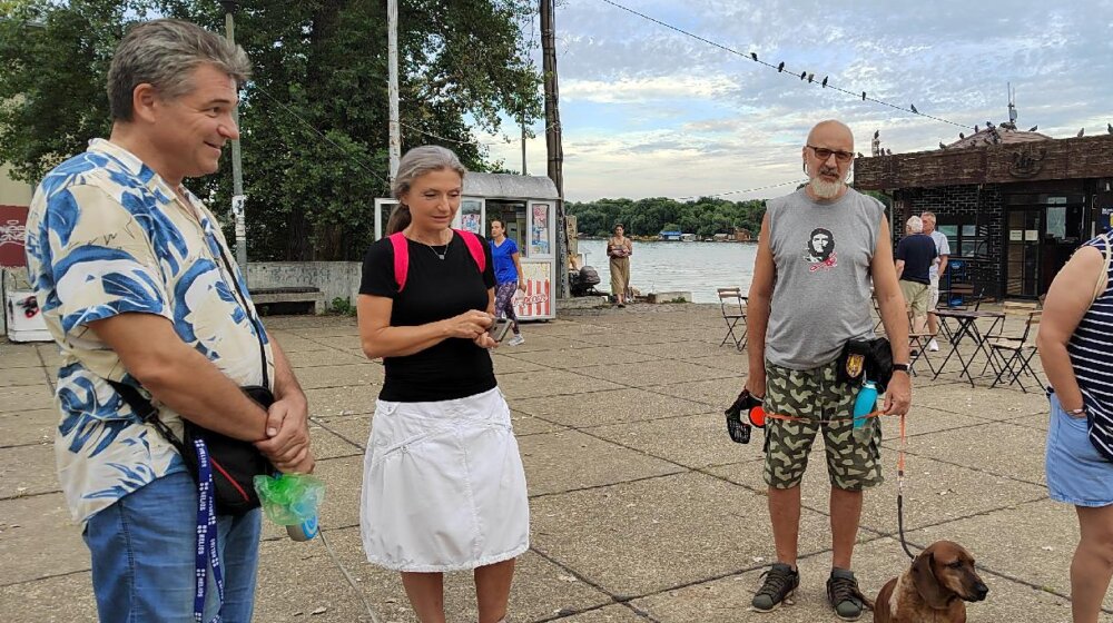 Stanari na Novom Beogradu protestuju jer nadležni ne reaguju na to što su na šetalištu popadale bandere i vise strujni kablovi 1