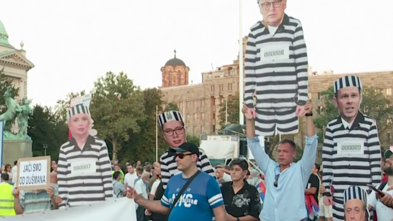 Protest "Srbija protiv nasilja" završio se ispred REM-a, odblokiran saobraćaj u centru Beogradu (VIDEO, FOTO) 2 Protest "Srbija protiv nasilja" završio se ispred REM-a, odblokiran saobraćaj u centru Beogradu (VIDEO, FOTO) 2