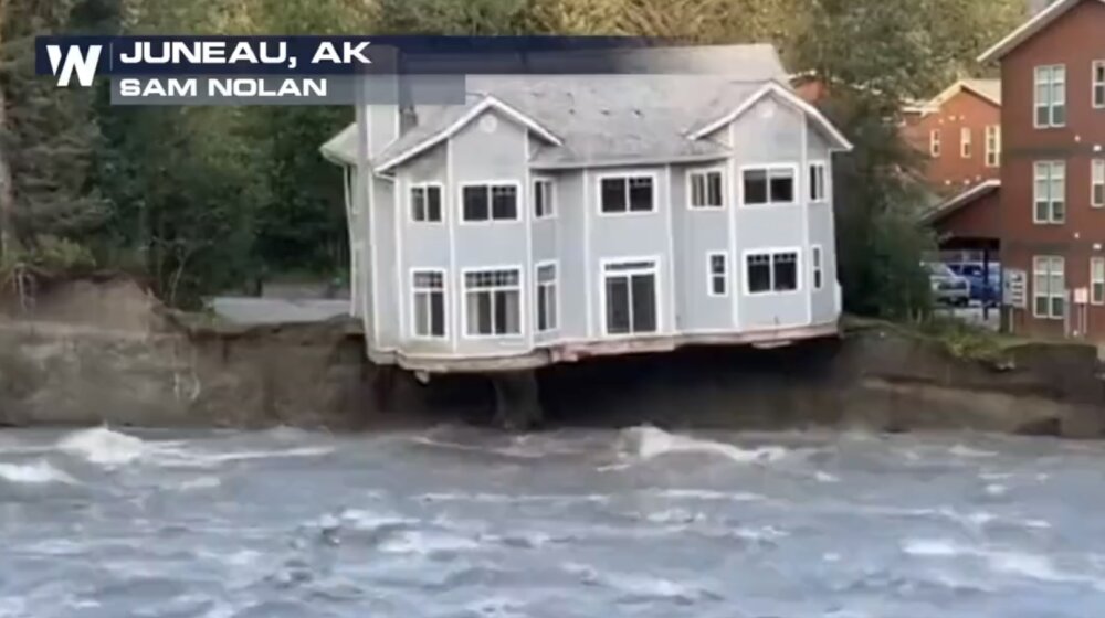 Kuća na Aljasci se urušila zbog velikih poplava (VIDEO) 1