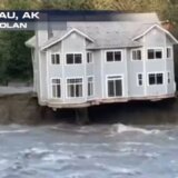 Kuća na Aljasci se urušila zbog velikih poplava (VIDEO) 1