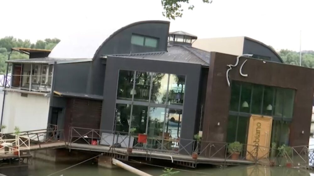 Tone splav "Gabiano" na Novom Beogradu 1