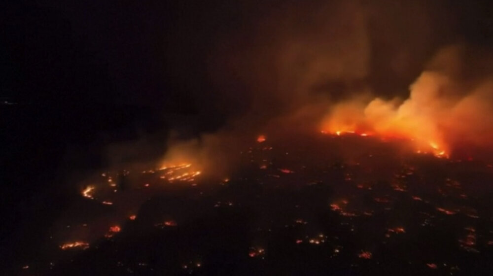 Šumski požar zahvatio Veliko ostrvo i Maui na Havajima, ljudi skakali u okean da se spasu (VIDEO) 1