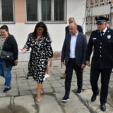 Aktivisti gradonačelniku Novog Sada pokušali da poklone pancir, policija ih sprečila u toj nameri 6