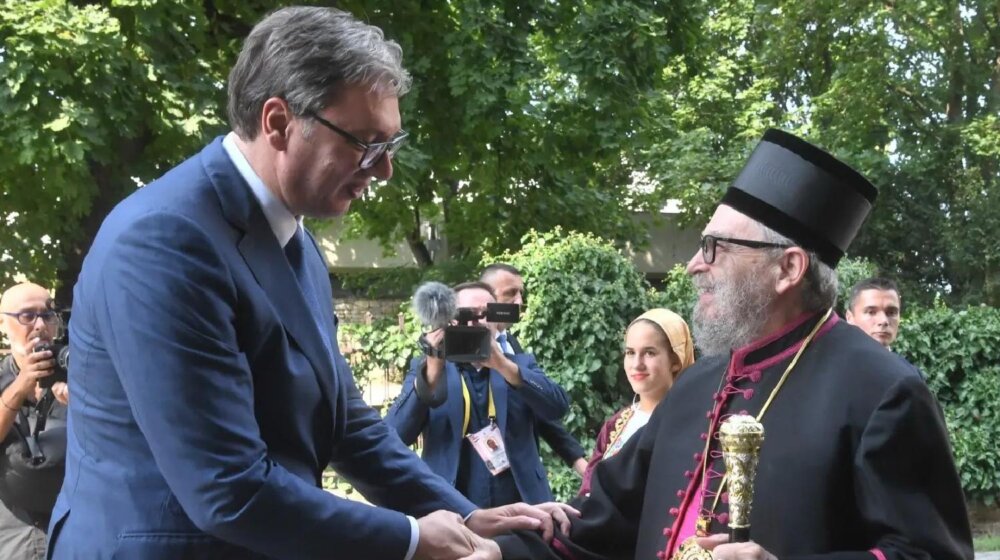 Na početku posete Mađarskoj, Vučić u Sent Andreji dobio orden SPC 1