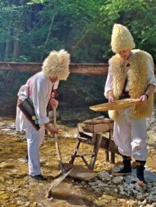 Otac i sin u Kučevu uče posetioce da ispiraju zlato 2