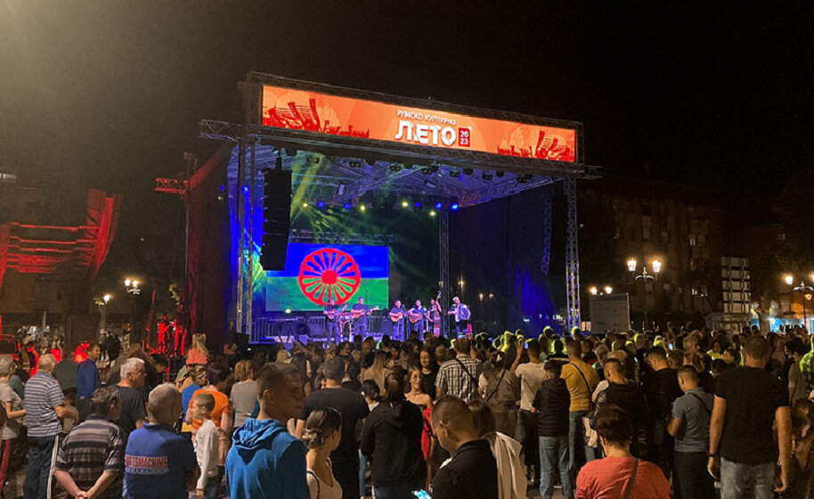 Održano „Romsko veče“ na Gradskom trgu u Rumi 1