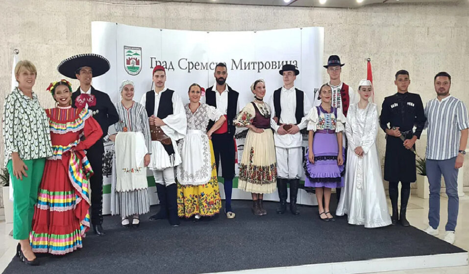 Učesnici „Srem Folk Festa“ na prijemu u mitrovačkoj Gradskoj kući 1