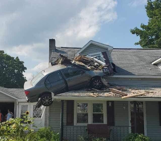 Kolima se zabio u sprat kuće, bizarna nesreća u Pensilvaniji (FOTO) 1