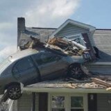 Kolima se zabio u sprat kuće, bizarna nesreća u Pensilvaniji (FOTO) 4