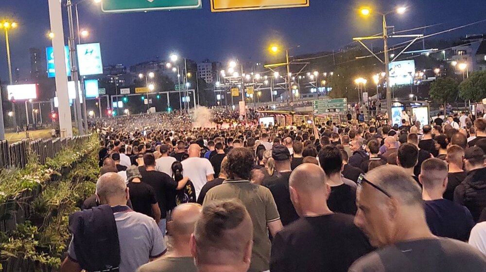(VIDEO) Protest navijača Partizana u šetnji od Terazija do Humske: Grobari ispred Predsedništva vređali Aleksandra Vučića 1