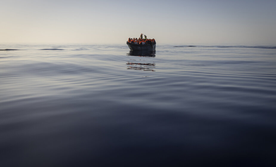 Grčke vlasti optužile dva migranta za uništavanje gumenog čamca sa 40 ljudi 1