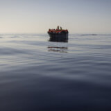 Grčke vlasti optužile dva migranta za uništavanje gumenog čamca sa 40 ljudi 1