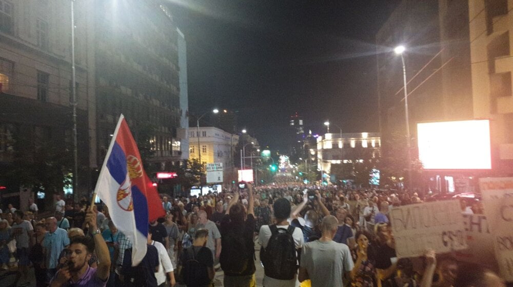 Šesnaesti protest "Srbija protiv nasilja" završen ispred Predsedništva uz povike "Vučiću odlazi" i "lopovi, lopovi" 1