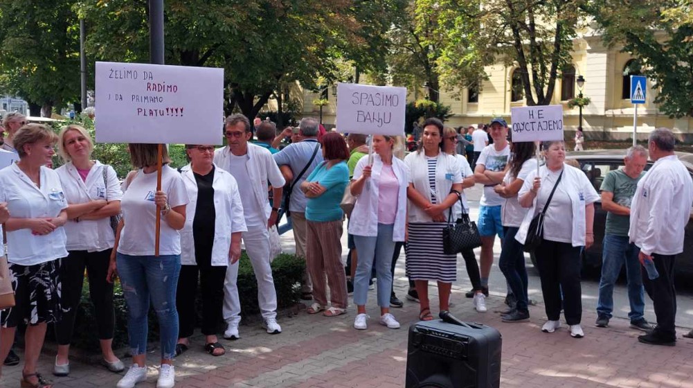 "Ako ne ispune naše zahteve, idemo ispred Ministarstva zdravlja": Radnici Specijalne bolnice za rehabilitaciju "Gamzigrad" održali protest ispred GU Zaječar 3 "Ako ne ispune naše zahteve, idemo ispred Ministarstva zdravlja": Radnici Specijalne bolnice za rehabilitaciju "Gamzigrad" održali protest ispred GU Zaječar 3