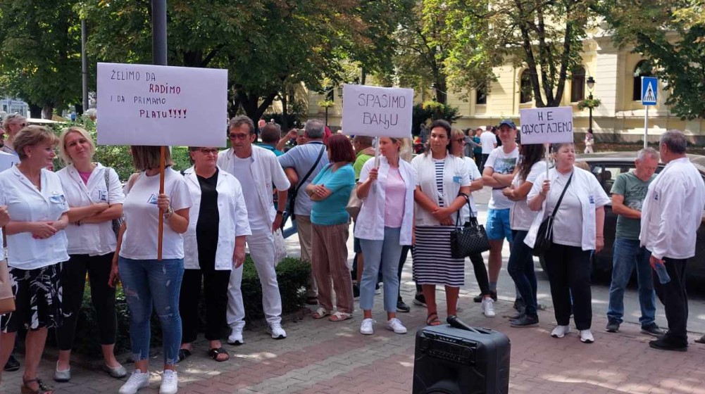 "Se non soddisferemo le nostre richieste, lo segnaleremo al Ministero della Salute": Operaio ospedaliero di riabilitazione speciale "Gamzigrad" ha tenuto una protesta davanti a GU Zaječar 3