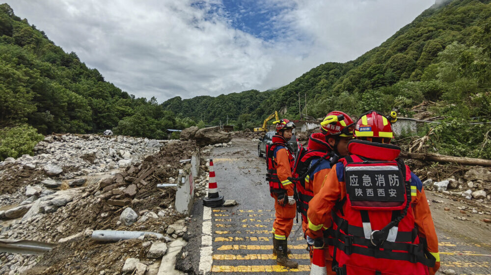 Nove žrtve poplava i odrona u Kini, evakuisane desetine hiljada ljudi 1