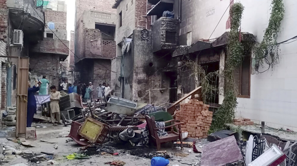 Mase muslimana spaljivale kuće hrišćana i crkve u Pakistanu zbog navodnog skrnavljenja Kurana 1