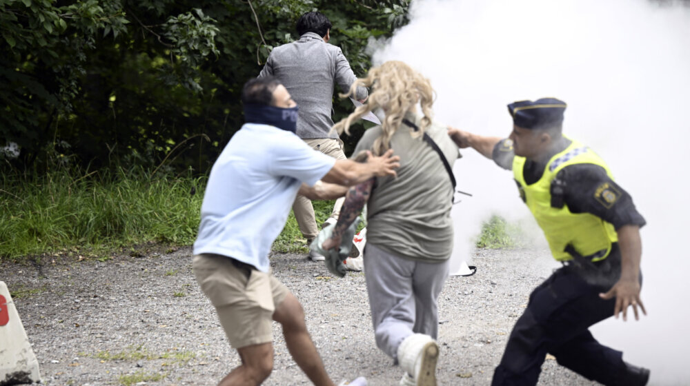 Uhapšena žena koja je aparatom za gašenje požara pokušala da spreči spaljivanje Kurana u Stokholmu 1
