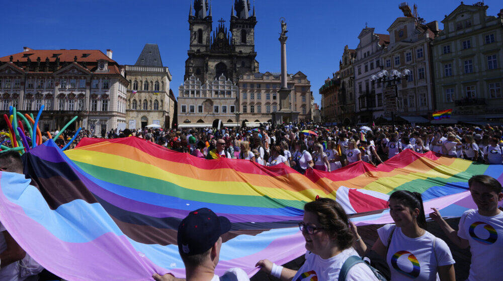 U Pragu 60.000 ljudi na LGBT 'Paradi ponosa' 1