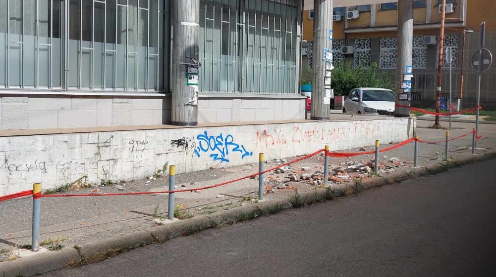 Sa zgrade nekadašnjeg Komiteta u Zaječaru opet se obrušio deo fasade 1