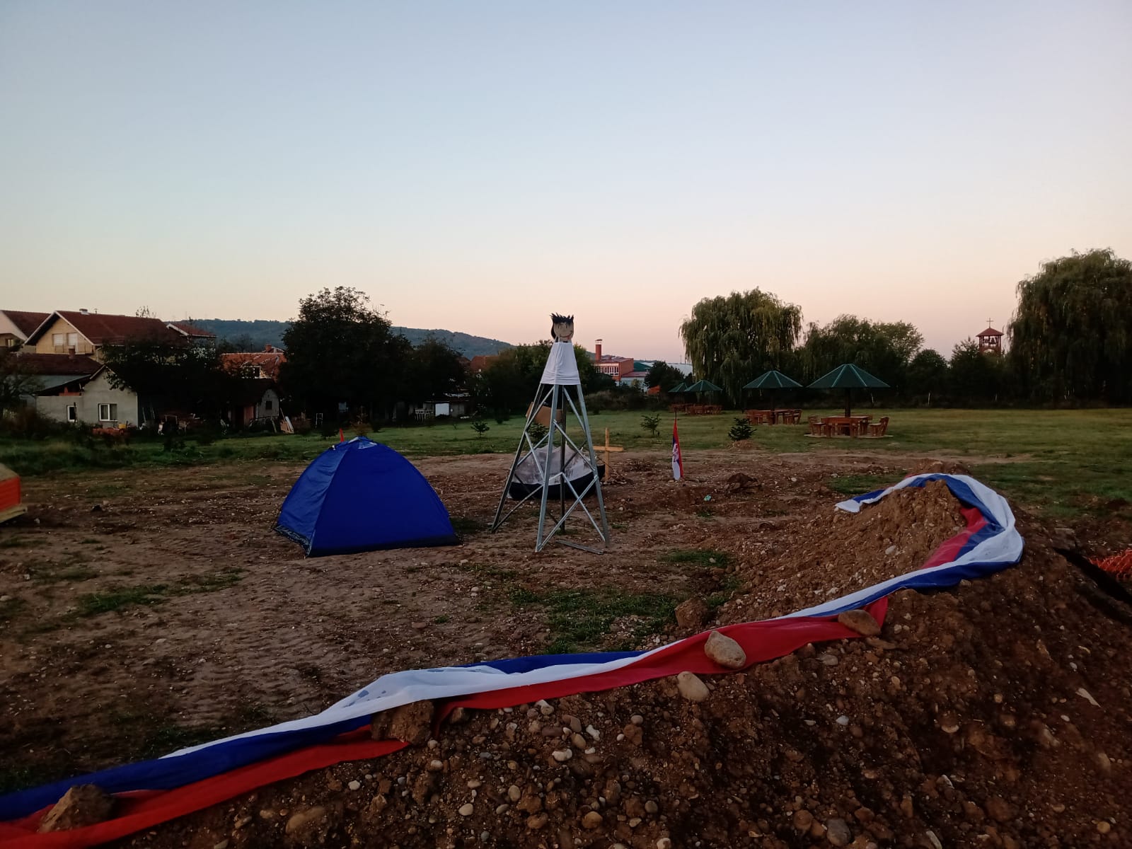 “Pretvaraju nas u Aušvic, sa svih strana bićemo ograđeni strujom i žicom”: U sredu protest u niškom naselju Brzi Brod protiv izgradnje dalekovoda 2 “Pretvaraju nas u Aušvic, sa svih strana bićemo ograđeni strujom i žicom”: U sredu protest u niškom naselju Brzi Brod protiv izgradnje dalekovoda 2