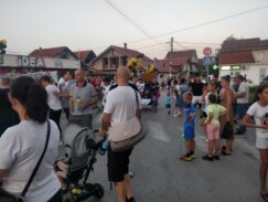 foto, protest brzi brod dalekovod 23.8.23. 3, foto d. radosavljevic Građani Brzog Broda blokirali saobraćaj na putu od Niša do Niške Banje zbog gradnje dalekovoda 6