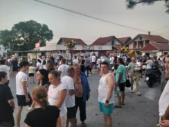 foto, protest brzi brod dalekovod 23.8.23. 4, foto d. radosavljevic Građani Brzog Broda blokirali saobraćaj na putu od Niša do Niške Banje zbog gradnje dalekovoda 5