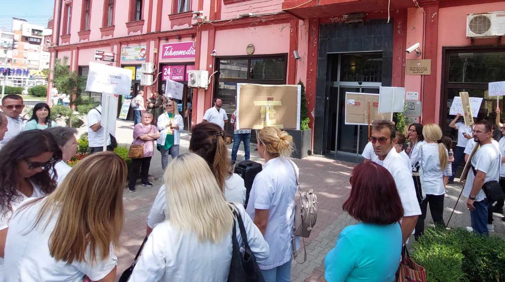 “Se non soddisfano le nostre richieste, ci rivolgeremo al Ministero della Salute”: i dipendenti dell’ospedale di riabilitazione speciale “Gamzigrad” hanno protestato davanti all’associazione comunitaria Zaječar