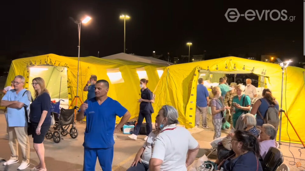 Zbog požara evakuisana bolnica u Grčkoj: Trajekt pretvoren u privremenu (VIDEO) 1