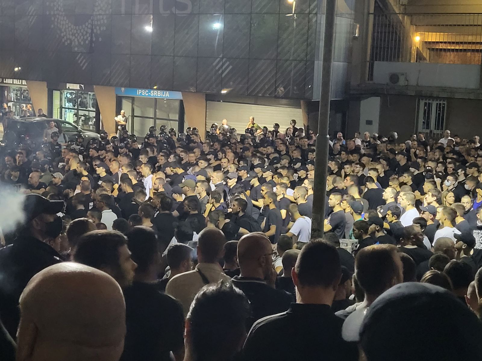 (VIDEO) Protest navijača Partizana u šetnji od Terazija do Humske: Grobari ispred Predsedništva vređali Aleksandra Vučića 2