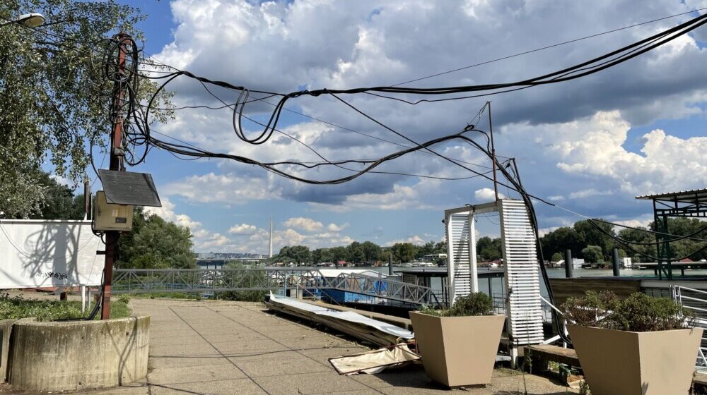 "Gole žice" i pokidani kablovi pod naponom - da li će iko reagovati na opasan prizor sa Savskog keja (FOTO) (VIDEO) 1