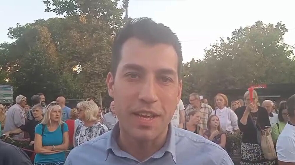 (VIDEO) "Važno da se protesti 'preliju' na manje gradove": Veselinović na 15. protestu "Srbija protiv nasilja" za Danas 1