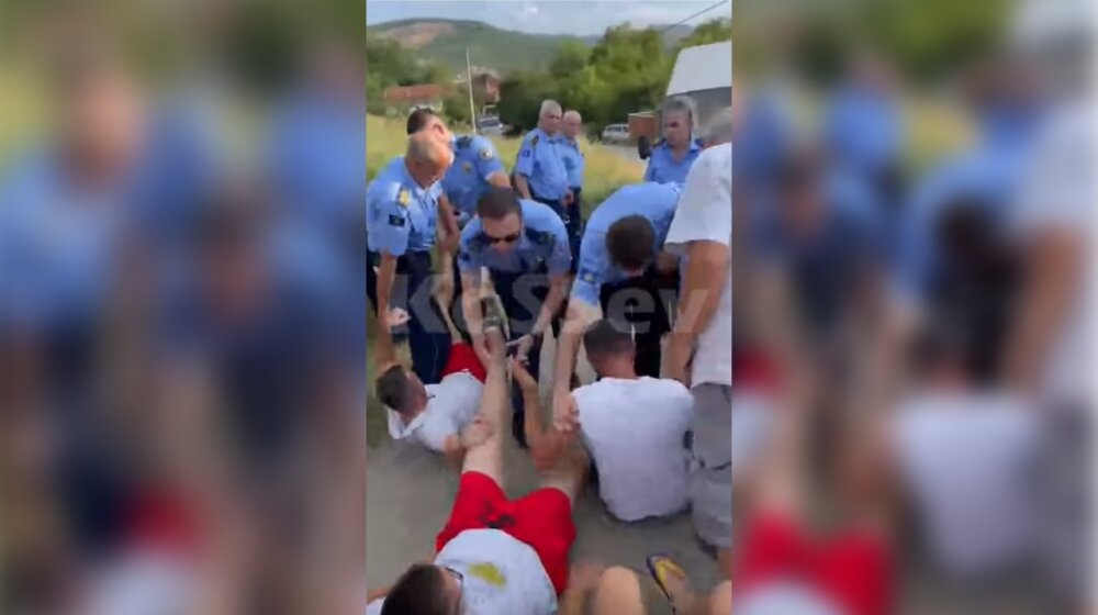 Kosovski policajci vukli meštane Grnčara s ulice, protestovali zbog zakopavanja zaraženih svinja (VIDEO) 1