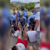 Kosovski policajci vukli meštane Grnčara s ulice, protestovali zbog zakopavanja zaraženih svinja (VIDEO) 10